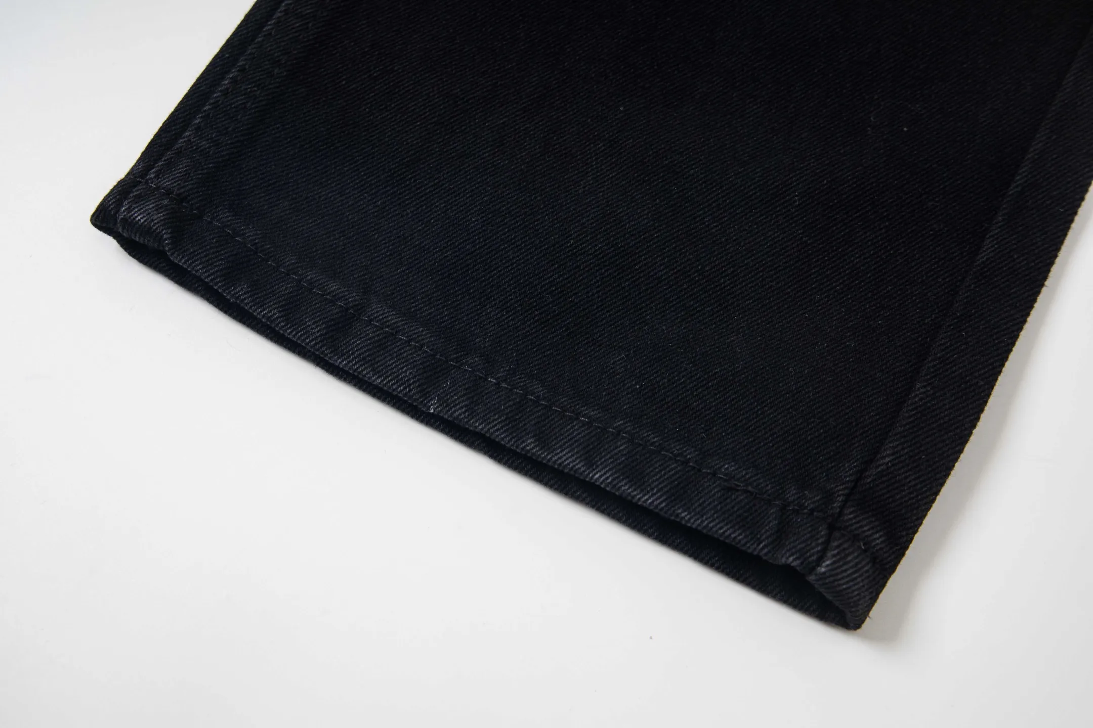 P260 Chrome Hearts Black Pants, Sanskrit Blue and White Multi-Leather Jeans. CH jeans need to be washed and then disassembled and hand-stitched with sheepskin cross leather and then spliced ​​together. The whole piece has too many craftsmanship to explain. The patchwork is decorated with cross patterns and the high-waisted washed jeans! ! Absolutely high-end luxury products, god-level single products and super popular products, made with top heavy industry, a must-see magic weapon. Customized hardware. The fabric is thick and soft after washing. It has good breathability. Customized small leather label. Unique design. The details are simple and elegant, and the workmanship is exquisite. The entire trousers are neatly routed and the details are in place! It’s so cool that both men and women can easily control the genderless trend! Style number: 1801# Color: black Size: 28 30 32 34